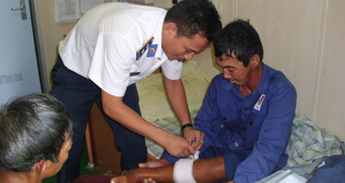 Cưỡi sóng giúp ngư dân