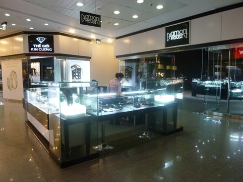 3 người nước ngoài lừa mua kim cương bằng thẻ tín dụng giả