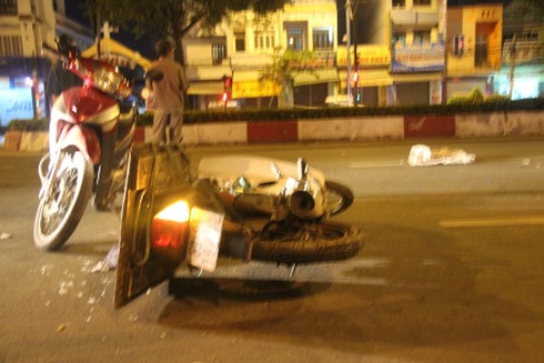 Liên tiếp tai nạn trên cùng đường, 5 người nhập viện.