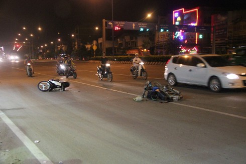 Liên tiếp tai nạn trên cùng đường, 5 người nhập viện.