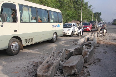 Lật xe tải, hàng trăm bao bột mỳ chặn quốc lộ