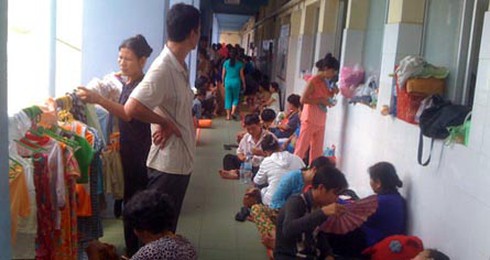 Bé 3 tuổi suýt chết vì uống nhầm nước rửa vàng