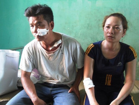 Côn đồ bịt mặt xông vào nhà rượt chém cả gia đình