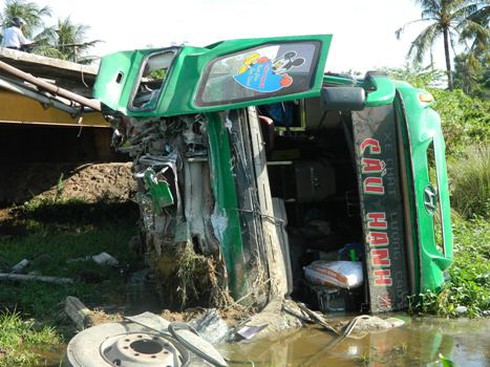 Lật xe khách ở Bình Định, 17 người thương vong