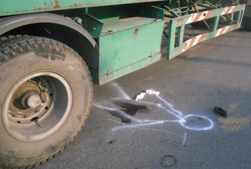 Chạy ẩu, xe container cán bà bầu