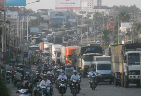 Chạy ẩu, xe container cán bà bầu