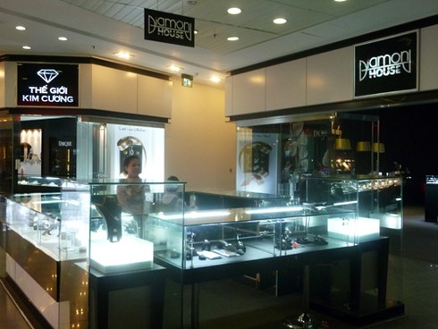 Di lý kẻ thứ 3 lừa mua kim cương bằng thẻ visa giả về đến Đà Nẵng