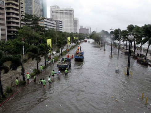 Thủ đô Philippines tê liệt vì mưa lũ