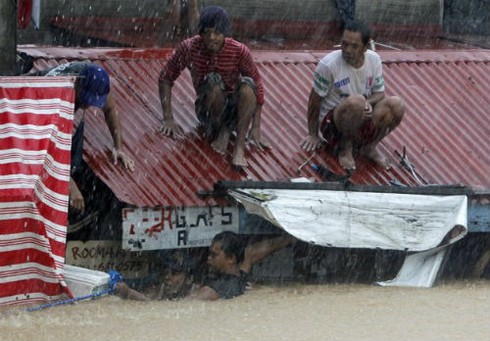 Hình ảnh thủ đô của Philippines ngập trong mưa bão
