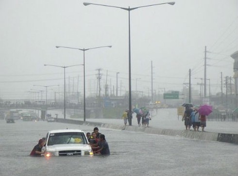Hình ảnh thủ đô của Philippines ngập trong mưa bão