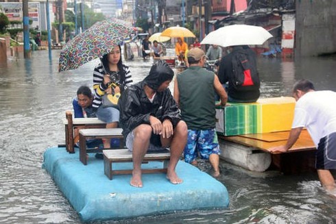Hình ảnh thủ đô của Philippines ngập trong mưa bão