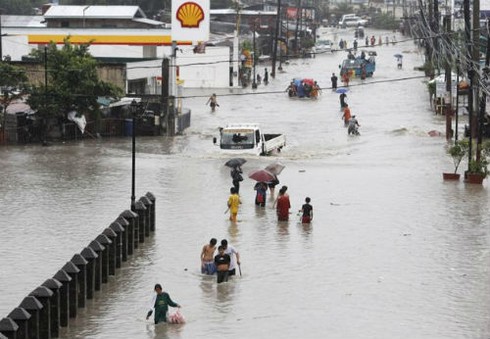 Hình ảnh thủ đô của Philippines ngập trong mưa bão
