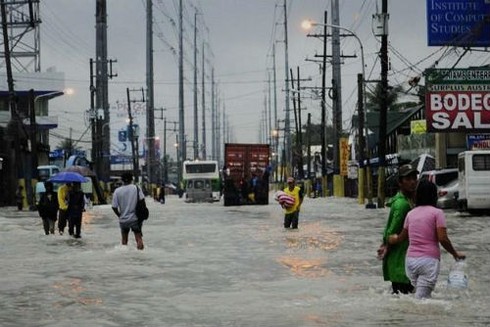 Hình ảnh thủ đô của Philippines ngập trong mưa bão