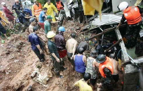 Hình ảnh thủ đô của Philippines ngập trong mưa bão