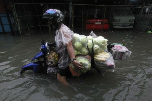 Hình ảnh thủ đô của Philippines ngập trong mưa bão