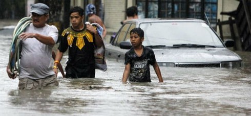 Hình ảnh thủ đô của Philippines ngập trong mưa bão