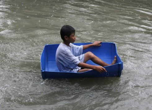 Hình ảnh thủ đô của Philippines ngập trong mưa bão