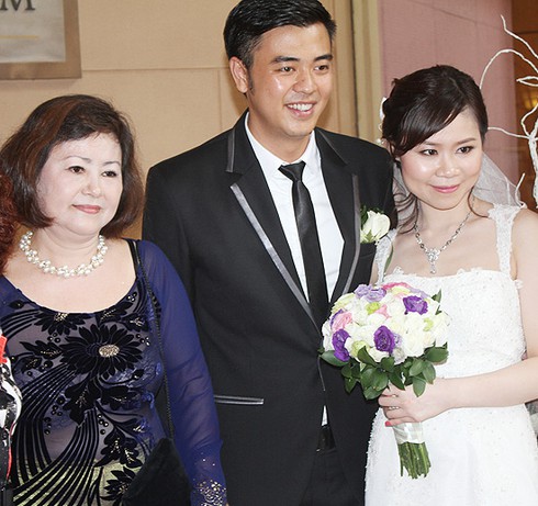 Tuấn Tú rạng ngời hạnh phúc trong ngày cưới