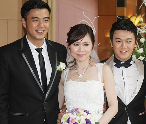 Tuấn Tú rạng ngời hạnh phúc trong ngày cưới