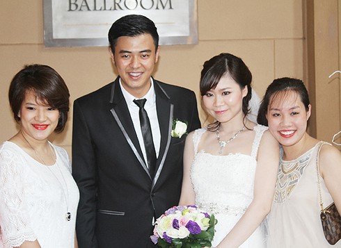 Tuấn Tú rạng ngời hạnh phúc trong ngày cưới