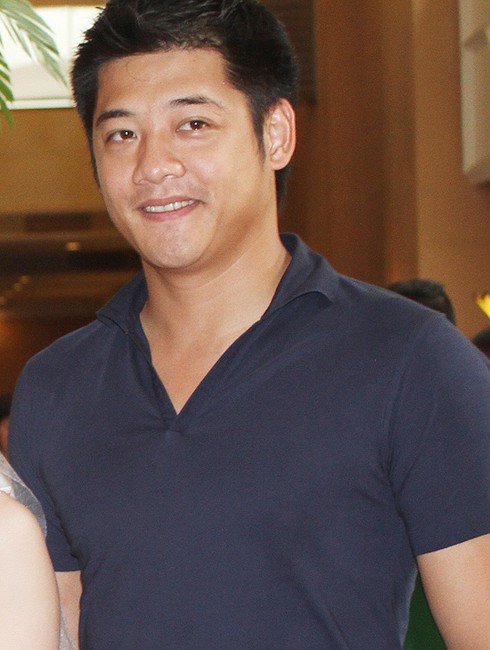 Tuấn Tú rạng ngời hạnh phúc trong ngày cưới