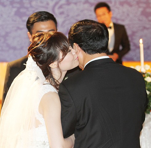 Tuấn Tú rạng ngời hạnh phúc trong ngày cưới