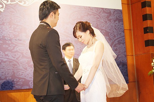 Tuấn Tú rạng ngời hạnh phúc trong ngày cưới