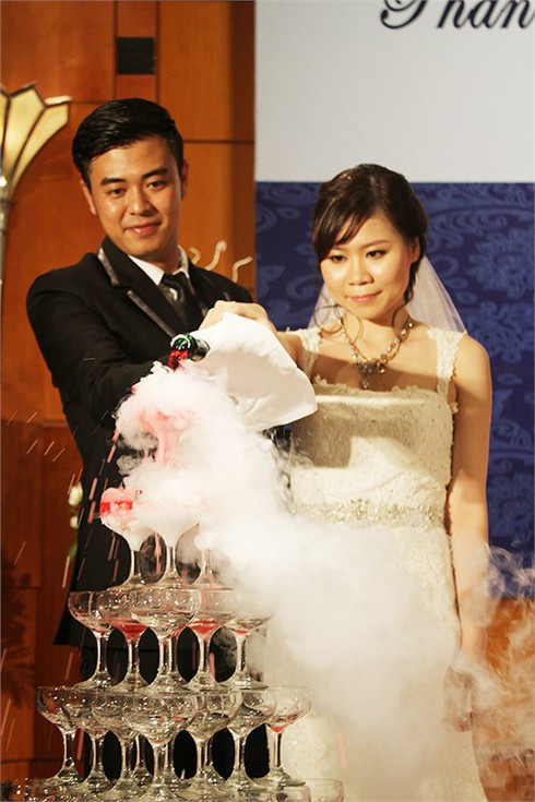 Tuấn Tú rạng ngời hạnh phúc trong ngày cưới