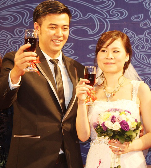 Tuấn Tú rạng ngời hạnh phúc trong ngày cưới