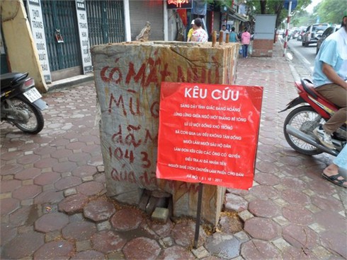 Dân Hà Nội làm thơ phản đối lắp trụ điện xấu xí trước ngõ