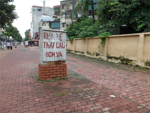 Dân Hà Nội làm thơ phản đối lắp trụ điện xấu xí trước ngõ