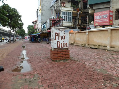 Dân Hà Nội làm thơ phản đối lắp trụ điện xấu xí trước ngõ