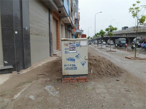 Dân Hà Nội làm thơ phản đối lắp trụ điện xấu xí trước ngõ