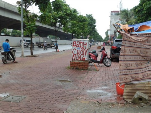 Dân Hà Nội làm thơ phản đối lắp trụ điện xấu xí trước ngõ