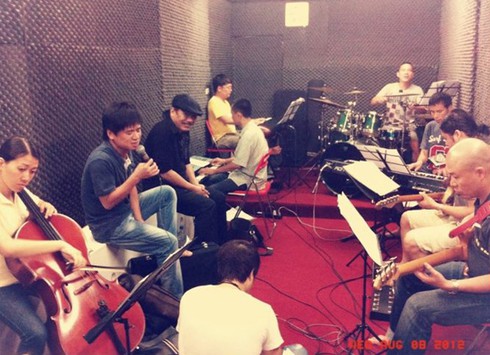 Trần Thu Hà 'chờ từng giấc mơ' cùng cha và chú