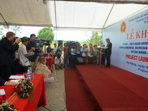 Sen vẫn nở trong điểm nhiễm độc dioxin cạnh sân bay Đà Nẵng