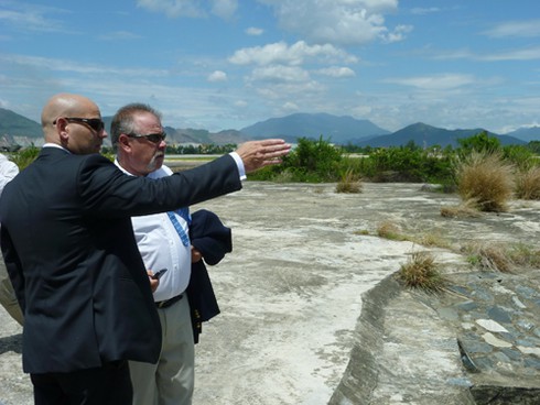 Sen vẫn nở trong điểm nhiễm độc dioxin cạnh sân bay Đà Nẵng