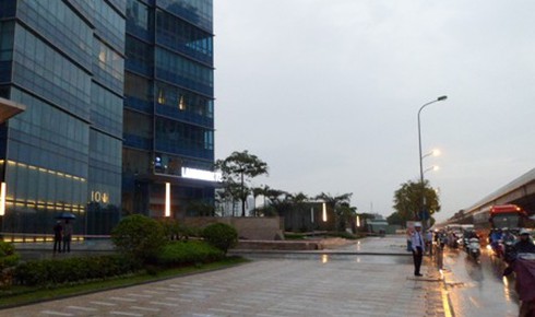 Giông bão thổi bay kính bảo vệ tầng 22 Tòa nhà Kengnam