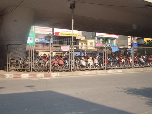 Hà Nội không cấp phép trông xe dưới gầm cầu?