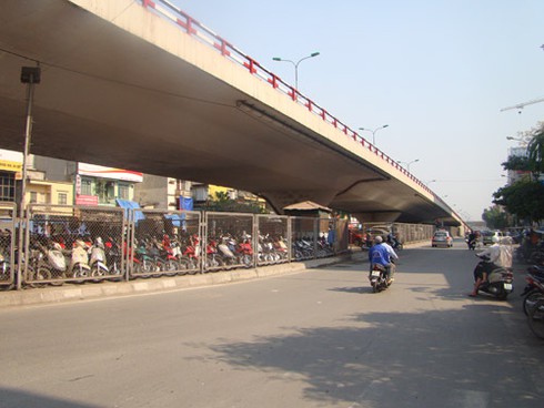 Hà Nội không cấp phép trông xe dưới gầm cầu?