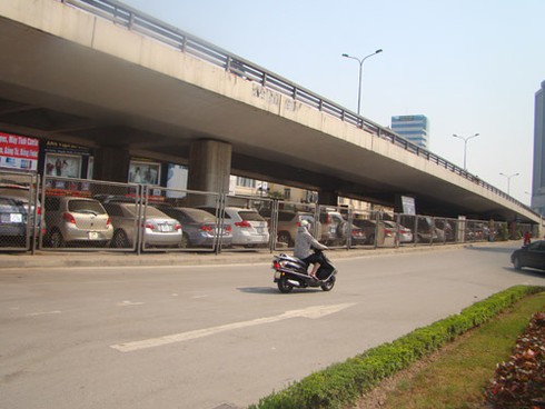 Hà Nội không cấp phép trông xe dưới gầm cầu?
