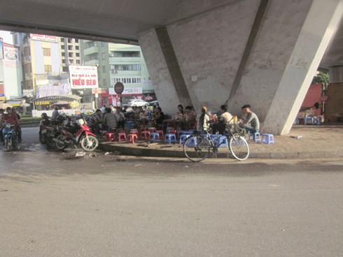 Hà Nội không cấp phép trông xe dưới gầm cầu?