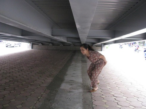 Hà Nội không cấp phép trông xe dưới gầm cầu?