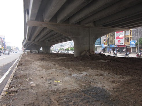 Hà Nội không cấp phép trông xe dưới gầm cầu?