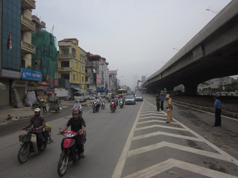 Hà Nội không cấp phép trông xe dưới gầm cầu?