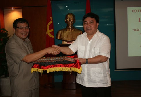 Trao tặng phim Bác Hồ với đồng bào Tây Nguyên