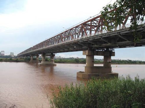 Thượng tá công an cứu cô gái trẻ đòi lao vào ô tô