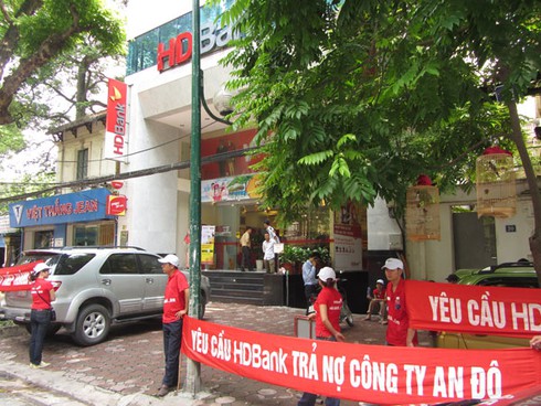 Rầm rộ căng khẩu hiệu 'bao vây' đòi tiền ngân hàng HD Bank