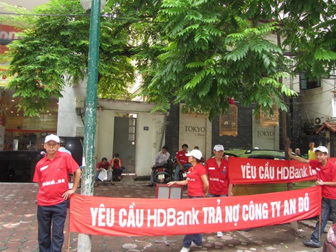 Rầm rộ căng khẩu hiệu 'bao vây' đòi tiền ngân hàng HD Bank