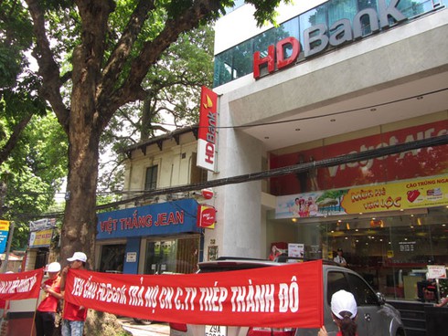 Rầm rộ căng khẩu hiệu 'bao vây' đòi tiền ngân hàng HD Bank
